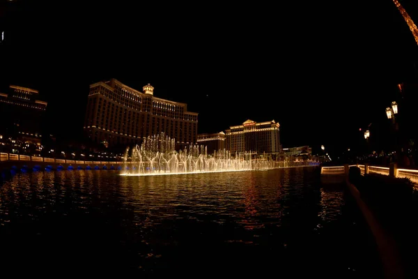 The music fountain at the Bellagio Hotel on April 14, 2016 in Las Vegas, Nevada, USA. The fountain incorporates more than 1200 nozzles and 4500 lights. — Stock Photo, Image