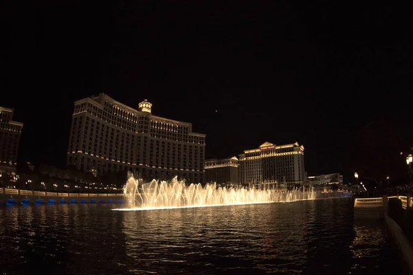 The fountains at Bellagio Hotel and Casino in Las Vegas, NV seen May 7, 2012. Estas fontes coreografadas têm sido a peça central do hotel desde a sua inauguração em 1998. . — Fotografia de Stock