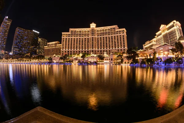 Les fontaines du Bellagio Hotel and Casino à Las Vegas, NV vu le 7 mai 2012. Ces fontaines chorégraphiées sont la pièce maîtresse de l'hôtel depuis son ouverture en 1998 . — Photo