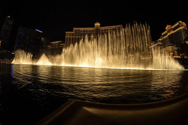 Die fontänen im hotel bellagio und casino in las vegas, nv gesehen 7. mai 2012. Diese choreographierten fontänen sind das Herzstück des hotels, seit es 1998 eröffnet wurde. — Stockfoto