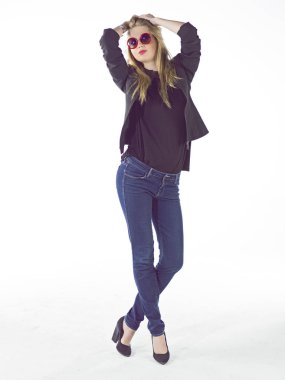 Genç sarışın kadın stüdyoda poz