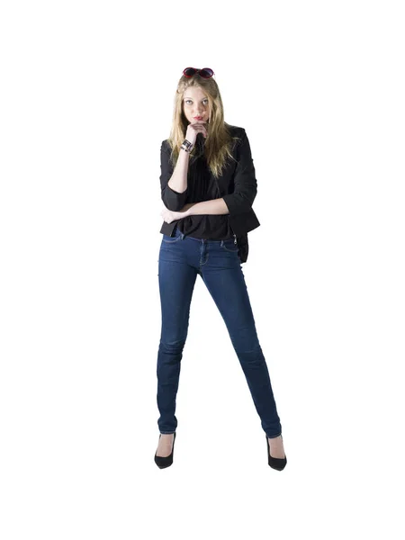 Genç sarışın kız mavi jean ve siyah ceket stüdyoda poz — Stok fotoğraf