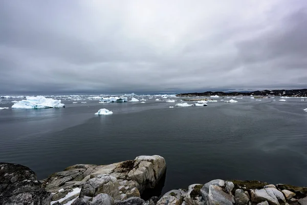 Buzdağları Grönland, Kuzey Buz Denizi üzerinde — Stok fotoğraf