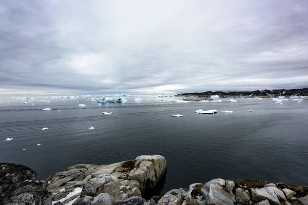 Παγόβουνα στο Αρκτικό Ωκεανό σε Γροιλανδία — Φωτογραφία Αρχείου