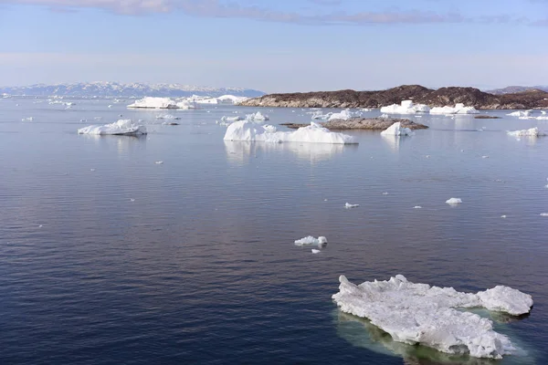 Айсберги на арктическом океане в Гренландии — стоковое фото