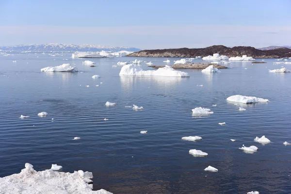 Παγόβουνα στο Αρκτικό Ωκεανό σε Γροιλανδία — Φωτογραφία Αρχείου