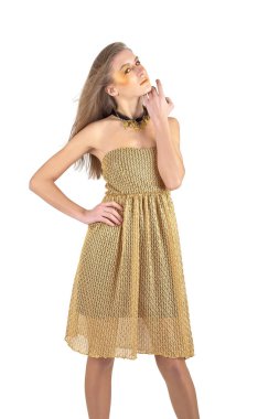 Genç sarışın makyaj kadın stüdyoda poz