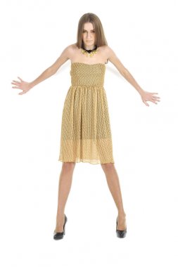 Genç sarışın kadın stüdyoda poz