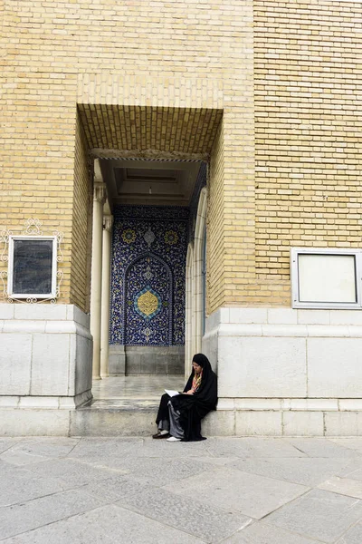 Una donna musulmana siede tra gli archi della Moschea di Kashan, in Iran. settembre 2016 — Foto Stock