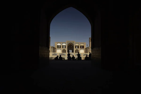 De silhouet van de mensen onder de boog van de moskee in Kashan, Iran. September 2016 — Stockfoto