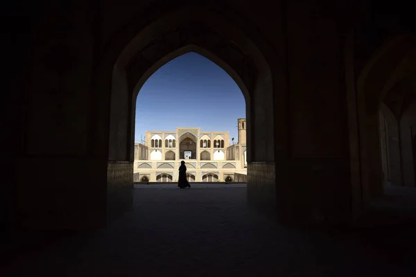 Silhouette populaire sous l'arche de la mosquée de Kashan, en Iran. septembre 2016 — Photo