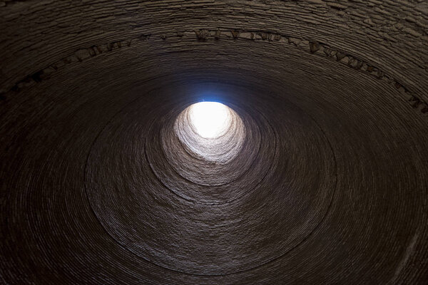 Обратный дневной свет приходит с вершины купола внутрь
