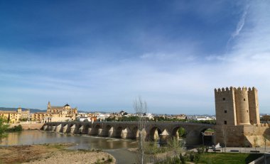 Cordoba, Endülüs, İspanya Roma köprüsü. Nisan 2015