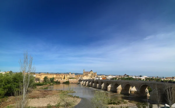 Historyczne rzymskiego mostu Cordoba, Andaluzja, Południowa Hiszpania. Kwietnia 2015 — Zdjęcie stockowe