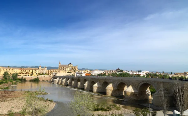 Historyczne rzymskiego mostu Cordoba, Andaluzja, Południowa Hiszpania. Kwietnia 2015 — Zdjęcie stockowe