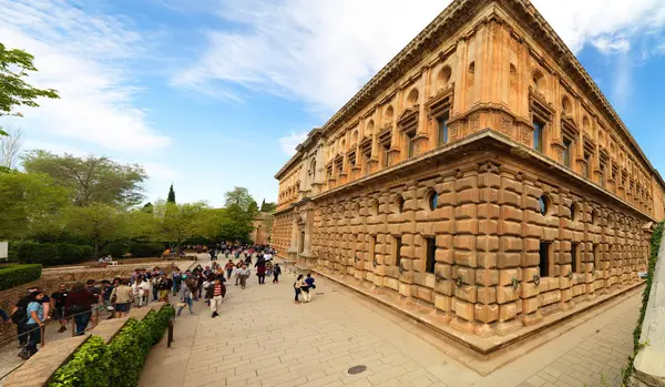 Alhambra Palace Granada, Andaluzja, Południowa Hiszpania. Kwiecień 04, 2015 — Zdjęcie stockowe