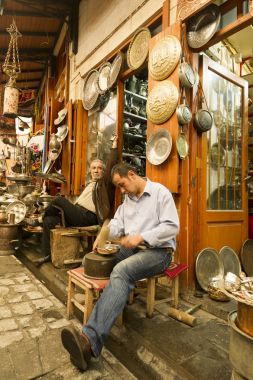 Gaziantep, Türkiye'de geleneksel bakır Çarşısı yanı. 8 Mayıs 2011