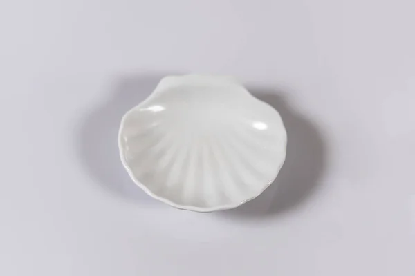 Ciotola in ceramica bianca progettata come cowry — Foto Stock