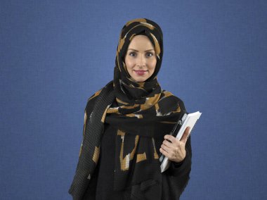 Genç Müslüman kadınlar eşarp ile Studio