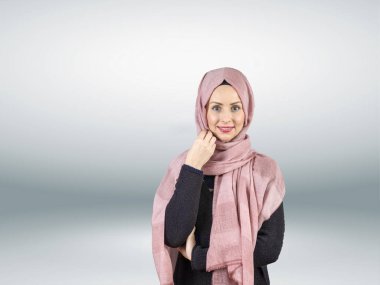 Genç Müslüman kadınlar eşarp ile Studio