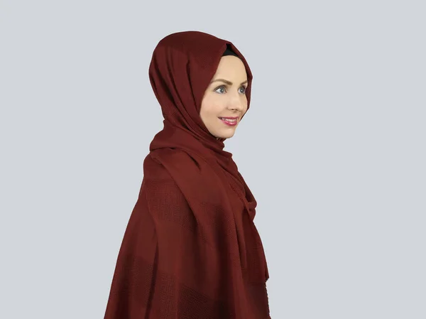 Jonge mooie vrouwen slijtage sjaal — Stockfoto