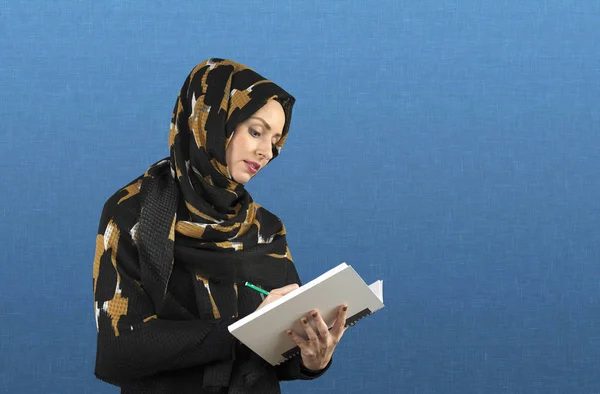 Mladých muslimských žen ve studiu s šálou — Stock fotografie