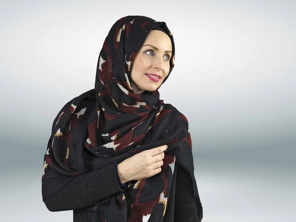 Mulheres muçulmanas jovens em estúdio com cachecol — Fotografia de Stock