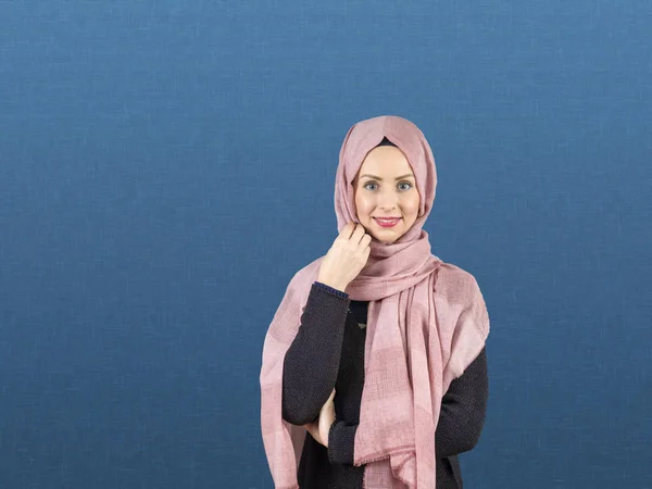 Junge muslimische Frauen im Atelier mit Schal — Stockfoto