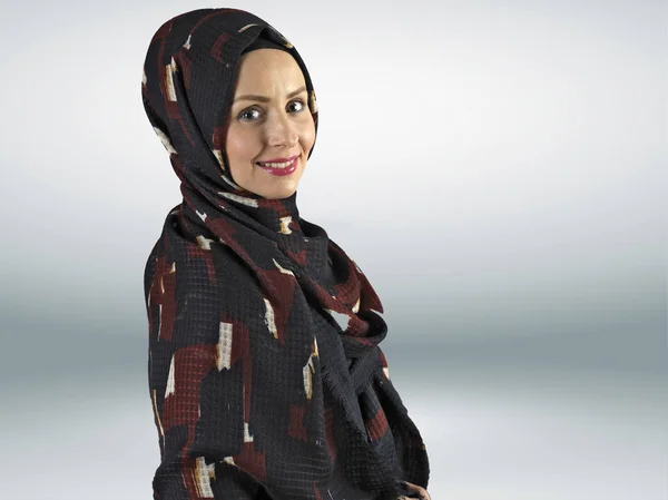 Молодые мусульманки в студии с шарфом — стоковое фото