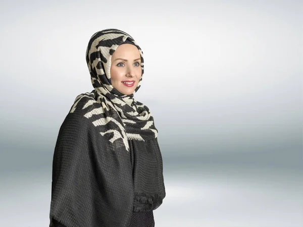Mulheres muçulmanas jovens em estúdio com cachecol — Fotografia de Stock