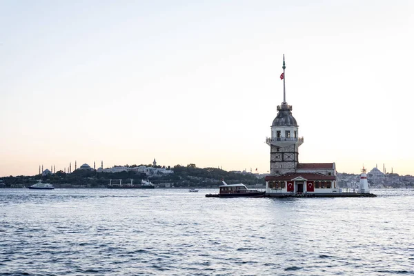 Κορασίδες πύργος στην Κωνσταντινούπολη στο Βόσπορο — Φωτογραφία Αρχείου