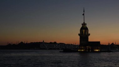 Istanbul boğazı gün batımı ile bakireleri kule