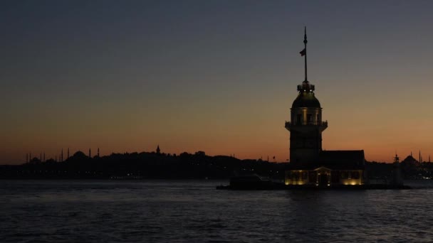 Istanbul boğazı gün batımı ile bakireleri kule — Stok video