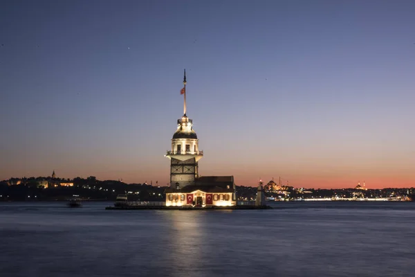 Kız Kulesi uzun pozlama ile Istanbul'da vurdu — Stok fotoğraf