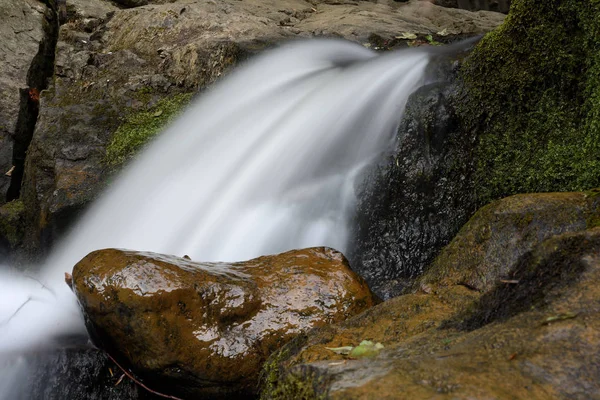 Lång exponering skott på vattenfall på berget — Stockfoto