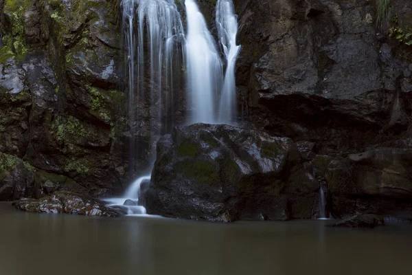 Langzeitbelichtung am Wasserfall am Berg — Stockfoto