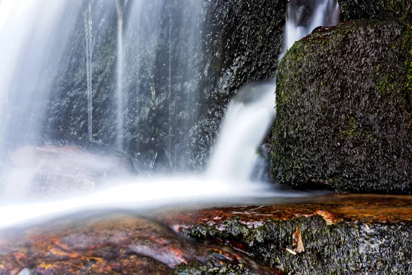 Lång exponering skott på vattenfall på berget — Stockfoto