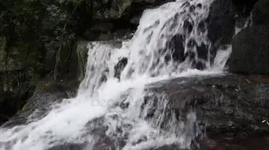 Güzel bir adlı bir kısa film dağ şelale manzarası