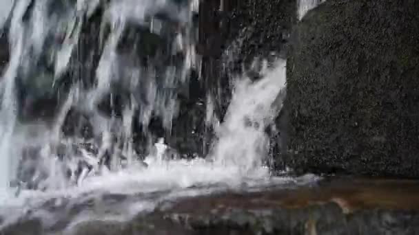 Hermosa vista de la cascada en la montaña en un corto — Vídeo de stock