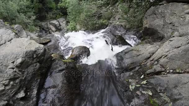 Hermosa vista de la cascada en la montaña en un corto — Vídeo de stock
