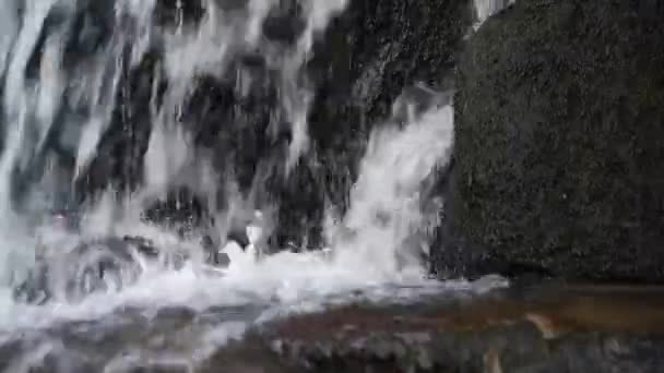 Hermosa vista de la cascada en la montaña en un corto — Vídeo de stock