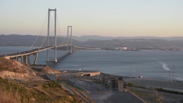 Νέα γέφυρα της Κωνσταντινούπολης, Osmangazi γέφυρα στη θάλασσα στο Βόσπορο. — Αρχείο Βίντεο