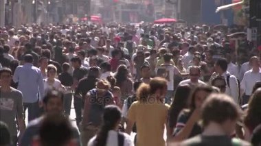 Istanbul, Türkiye'de Istiklal Caddesi'nde kalabalık insanlar. 15 Mart 2015