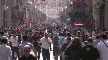 Istanbul, Türkiye'de Istiklal Caddesi'nde kalabalık insanlar. 15 Mart 2015