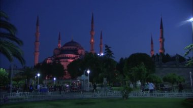 Sultanahmet Camii ile alacakaranlık akşam İstanbul ' da vurdu.