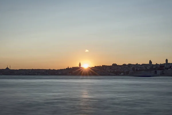 Ηλιοβασίλεμα ώρα για Κωνσταντινούπολη στο Βόσπορο — Φωτογραφία Αρχείου