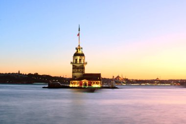 Gün batımı ile istanbul Boğazı üzerinde Kız Kulesi