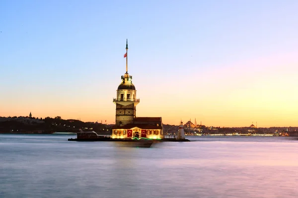 Maiden's Tower στην Κωνσταντινούπολη στο Βόσπορο με ηλιοβασίλεμα — Φωτογραφία Αρχείου