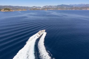Denizin üzerinde gidiş Yelkenli Yatlar havadan görünümü