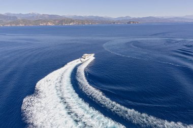 Denizin üzerinde gidiş Yelkenli Yatlar havadan görünümü